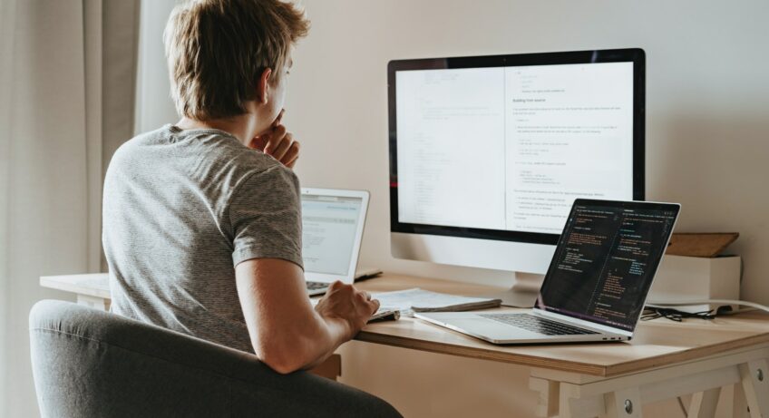 développeur en train de travailler sur son ordinateur
